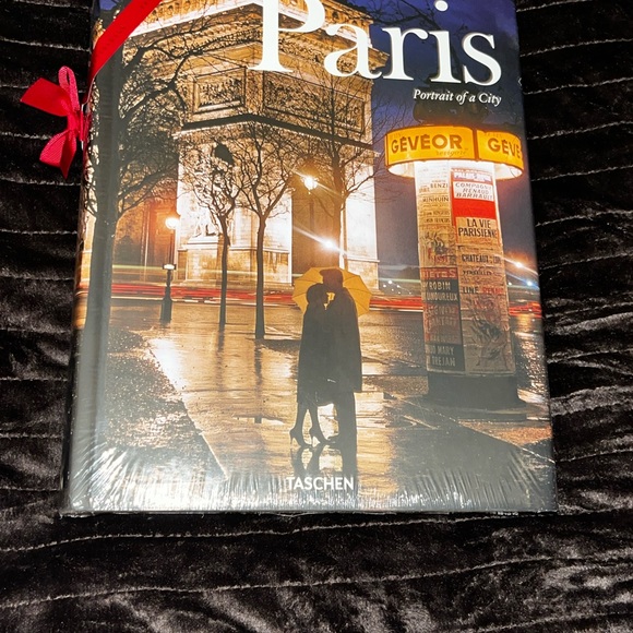 Paris Other - Paris  autobiography Collector Book NWT